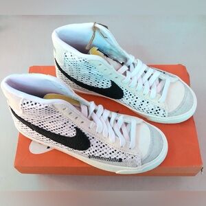 Youth Nike Blaze Mid 77 (GS). Boys Size 4.